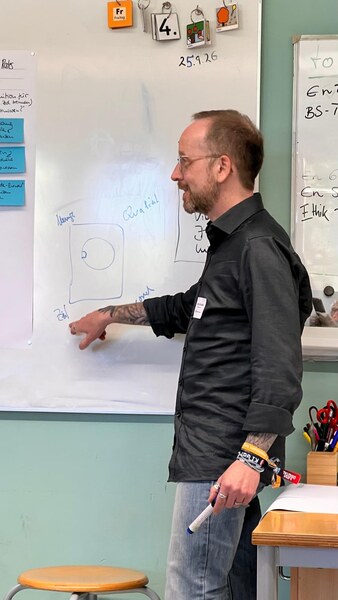 Michael Schiller, am Whiteboard